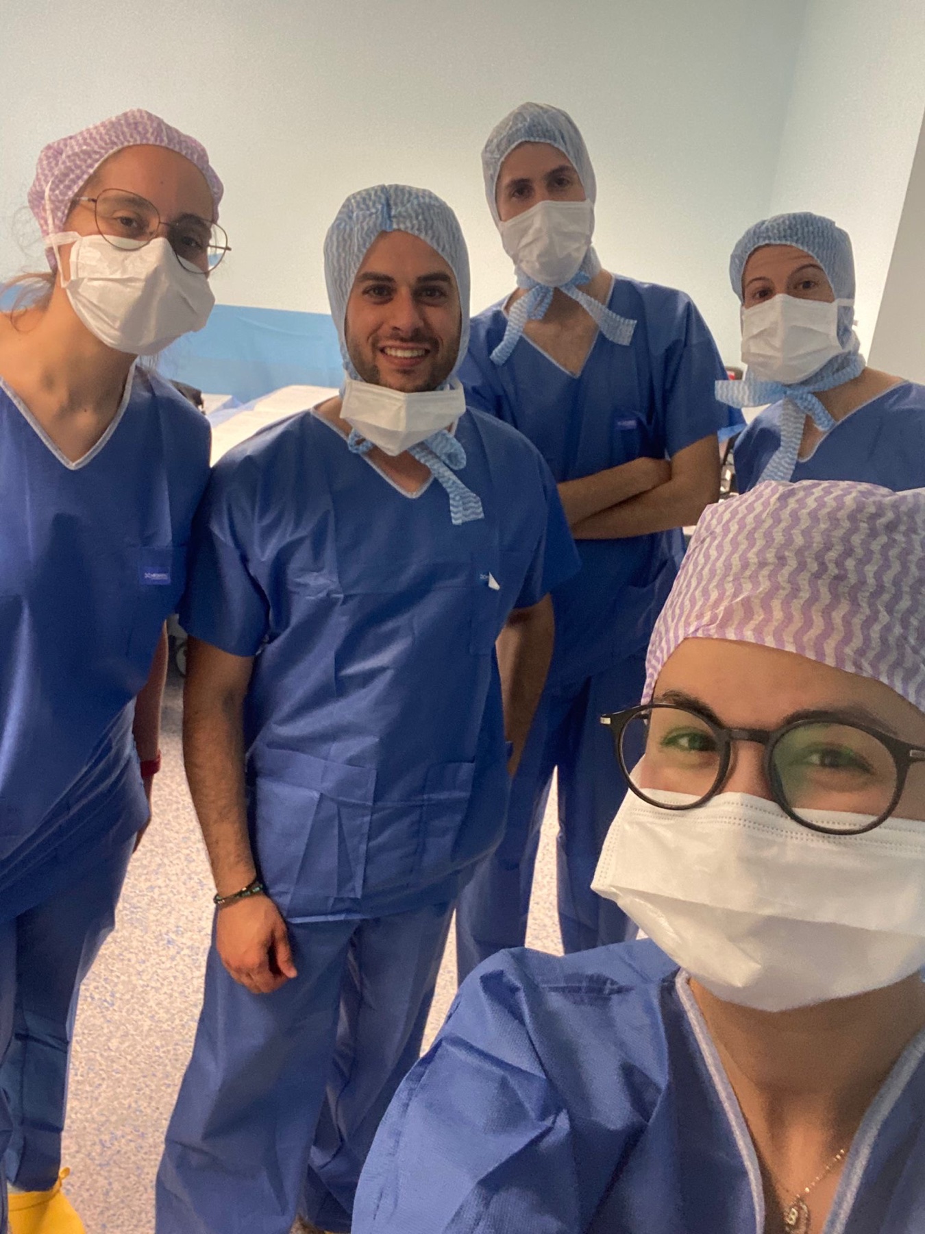 Simone Melis insieme a un’équipe sanitaria