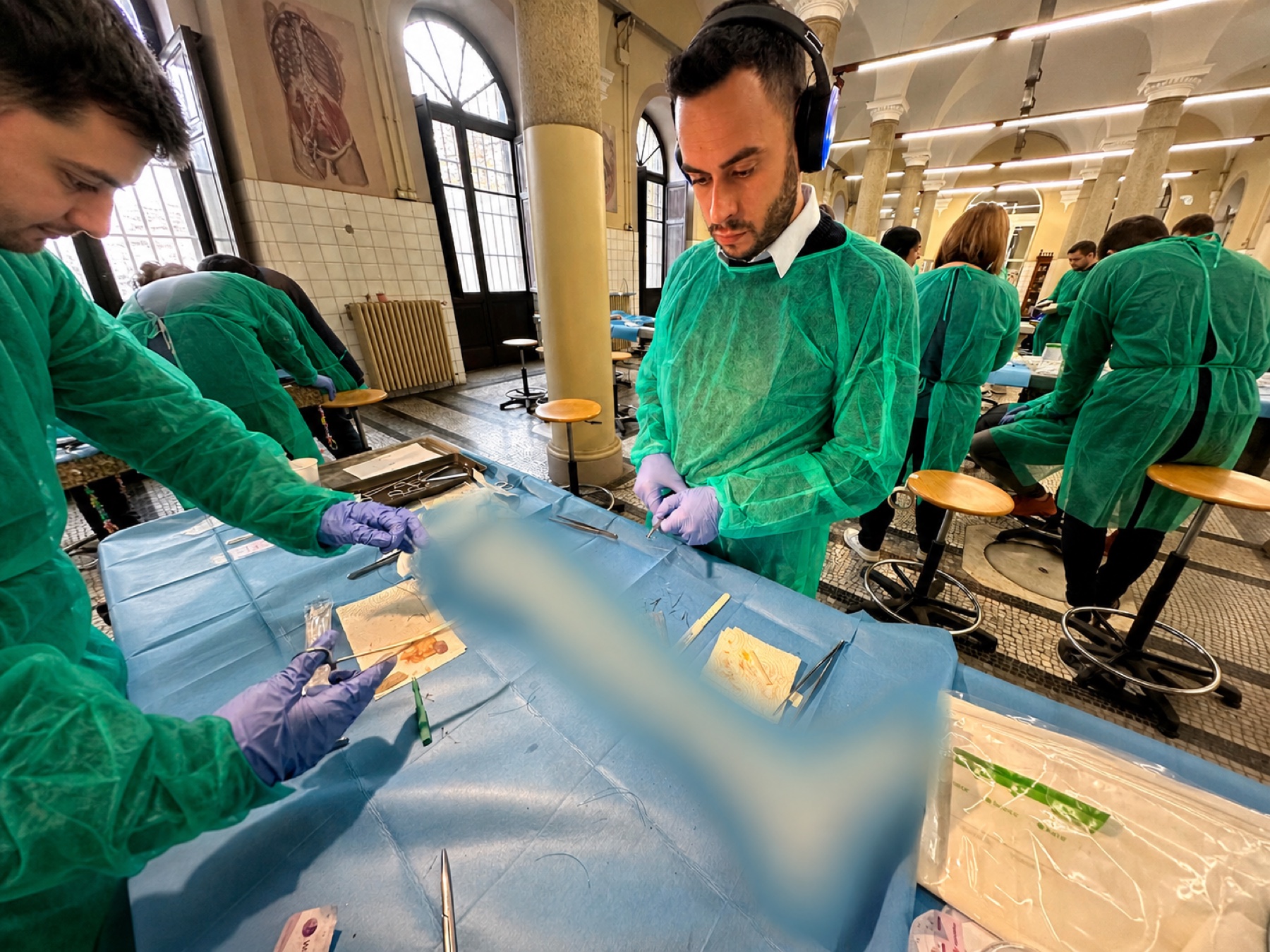 Simone Melis durante una formazione pratica in wound care; i dettagli clinici sono oscurati